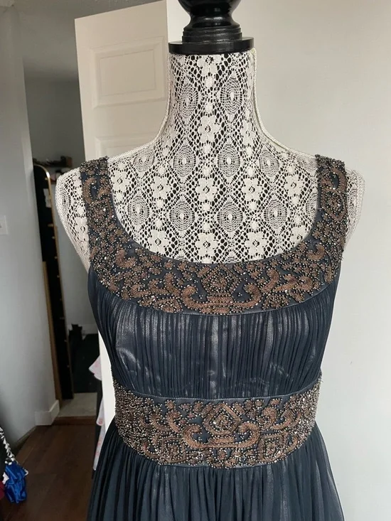 Gorgeous Adrianna Papell 100% Silk Cooper and Onyx Beaded Party Dress. Size 8. - Picture 4 of 10